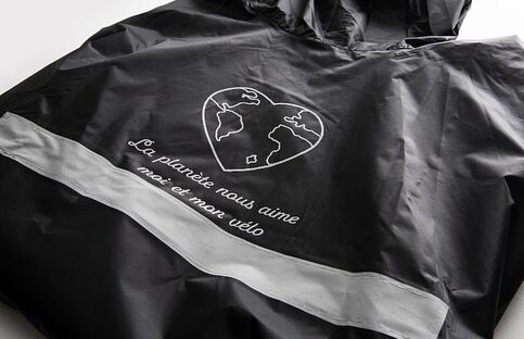 Nouvelle commande de vêtements personnalisés : kits de pluie (pantalons, vestes et ponchos) avec marquage réfléchissant.

Merci à Imagic pour la Créa et leur confiance!

Et vous? Des envies, des idées? 

#personnalisationtextile 
#textilepersonnalisé 
#velotaf 
#entreprise 
#illeetvilaine